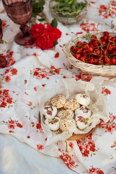 Aesthetic Summer Picnic Sunny Backyard Tablecloth Box Marshmallows Strawberries Cherry — Stock Photo, Image