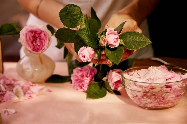 Femme Préparant Des Fleurs Roses Thé Confiture Rose Thé Naturel — Photo