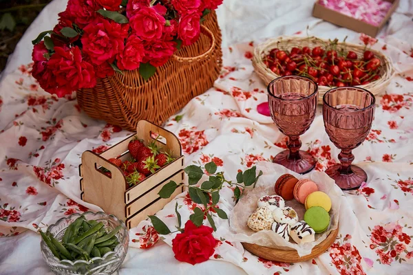 Masa Örtüsü Marşmelovu Badem Kurabiyesi Çilek Parkta Pembe Güller Arasında — Stok fotoğraf