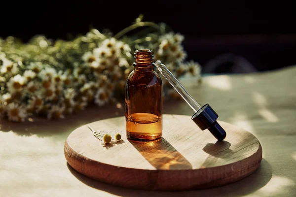 Kaca Ambar Botol Kosmetik Terbuka Dengan Tutup Hitam Dan Bunga — Stok Foto