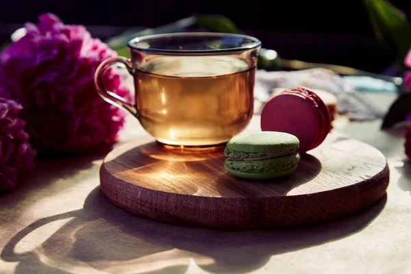 Десерт Травяного Чая Макарон Бранч Террасе Цветущие Розовые Пионы Модными — стоковое фото