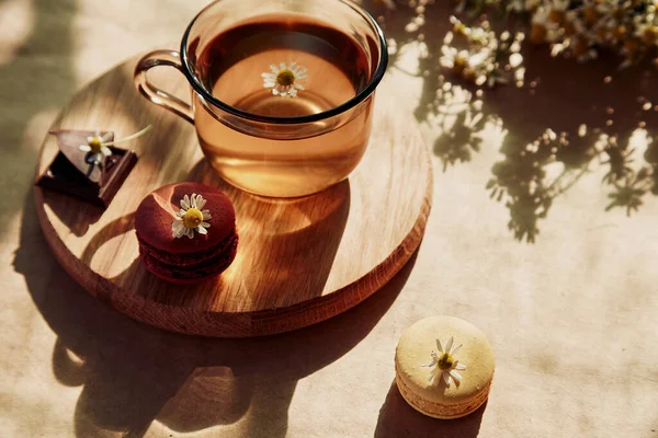 Terasta brunch için bitkisel çay ve badem kurabiyesi. Tatlı tatlılar, doğal bitki çayı. Doğal sürdürülebilir çevre dostu yaşam tarzı..