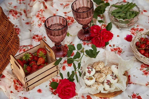 Güneşli Bahçede Estetik Yaz Pikniği Pembe Masa Örtüsü Bir Kutu — Stok fotoğraf