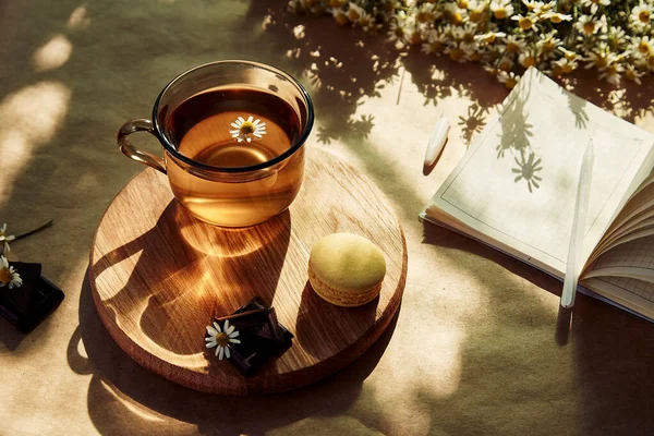 Kamillenblüten Naturtee Makronen Unter Harten Schatten Mit Notizbuch Stift Liste — Stockfoto