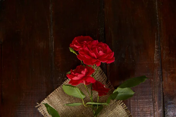 Fond Roses Rouges Sur Sac Sur Fond Bois Présent Doué — Photo