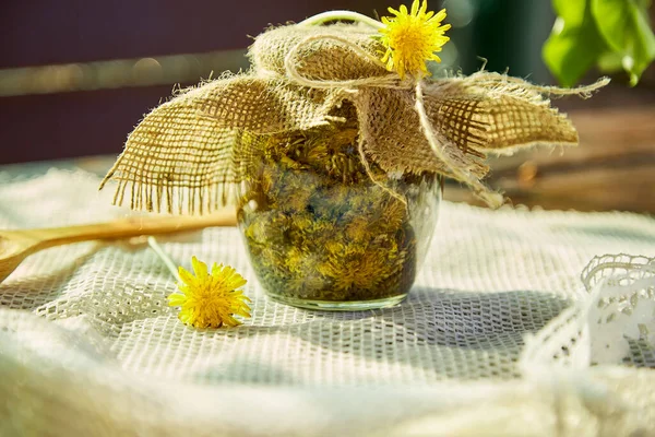 Házi Készítésű Organikus Pitypang Tinktúra Vadvirágokkal Gyermekláncfű Gyökér Tinktúra Recept — Stock Fotó