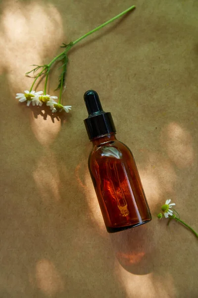 Kaca Botol Cosmetic Dropper Amber Dengan Tutup Hitam Dengan Bayangan — Stok Foto