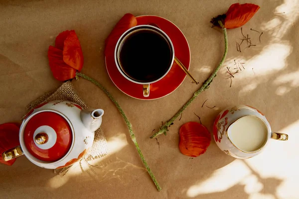 Традиционная Булочка Маком Чашкой Чая Молока Возле Маковых Цветов Тарелок — стоковое фото