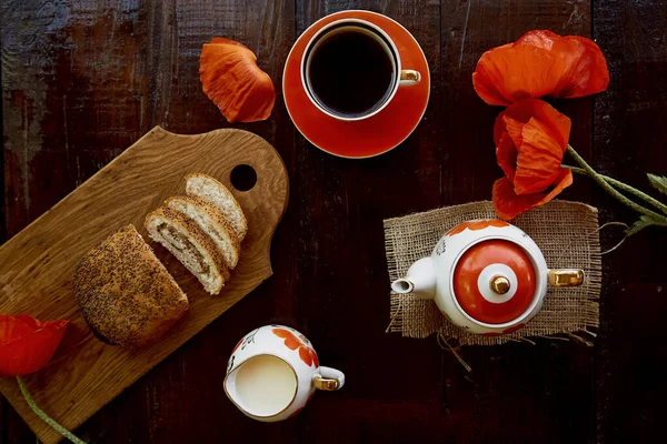 Traditionelle Mohnbrötchen Mit Einer Tasse Tee Und Milch Der Nähe — Stockfoto