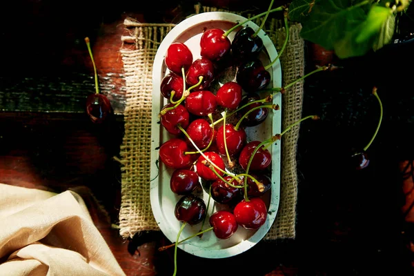 Cerise Fraîche Dans Assiette Sur Fond Noir Sous Des Ombres — Photo