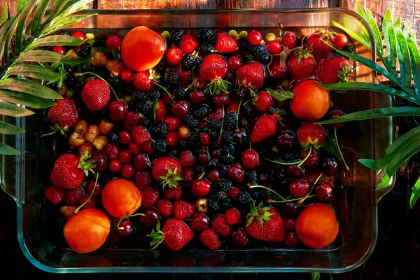 Frutas Bayas Frescas Temporada Fresas Albaricoques Cerezas Moras Frambuesas Bajo — Foto de Stock