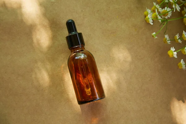 Botol Kosmetik Kaca Amber Dengan Tutup Hitam Latar Belakang Alami — Stok Foto