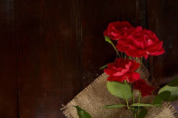 Fond Roses Rouges Sur Sac Sur Fond Bois Présent Doué — Photo