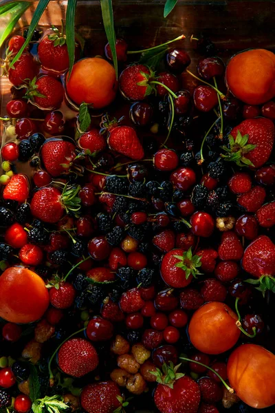 Frutas Frescas Temporada Bayas Brillantes Fresas Albaricoques Cerezas Moras Frambuesas — Foto de Stock