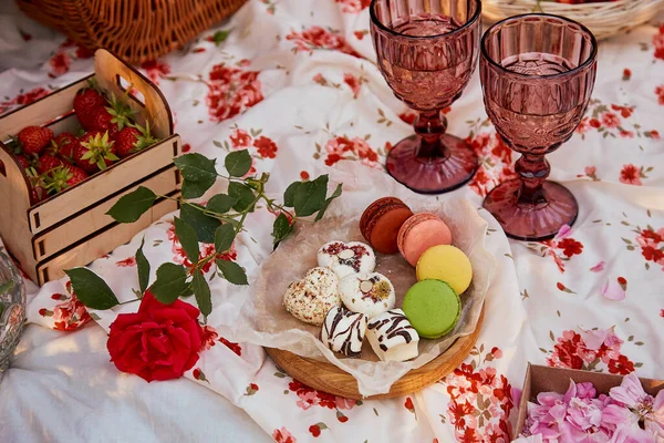Summer Aesthetic Pink Picnic Tablecloth Marshmallows Macaroons Strawberries Glasses Wine — 스톡 사진