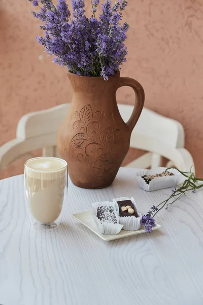 Zuckerfreies Natürliches Kakao Dessert Mit Einem Glas Latte Und Lavendelblüten — Stockfoto