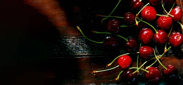 Cereza Fresca Sobre Fondo Negro Una Tonalidad Baja Bajo Duras —  Fotos de Stock