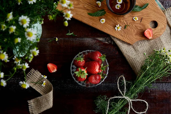 Natural Organic Breakfast Fresh Strawberries Summer Chamomile Flowers Herbal Tea — Foto de Stock
