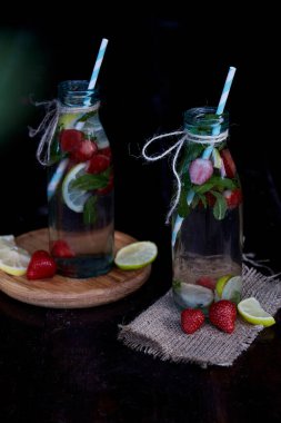 Parlak yaz, sağlıklı doğal yaz kokteylleri. Detoks suyu, sağlıklı içecekler. Ferahlatıcı, diyet, doğal su. Yaz dönemi estetiği