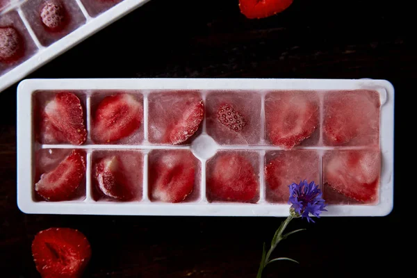 Juicy Strawberry Ice Forms Close Preparing Ice Cocktail Ice Cream — Stock Photo, Image