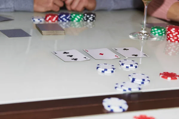 Rozložení Karet Stole Pokeru Sklenici Šampaňského Hazardní Hry Upřímná Chvíle — Stock fotografie