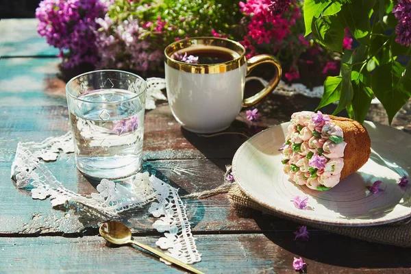 Summer Outdoor Branch Cup Coffee Beautiful Cupcake Glass Water Flowers — 图库照片