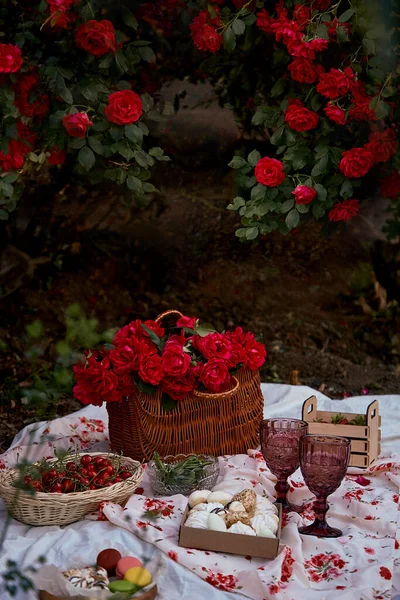 Aesthetic Romantic Picnic Tablecloth Marshmallows Macaroons Peas Strawberries Glasses Wine — Stock Fotó