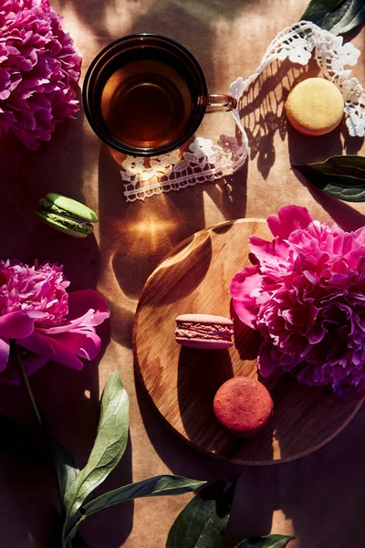 Bright Macarons Dessert Herbal Tea Blooming Pink Peony Flowers Trendy — 스톡 사진