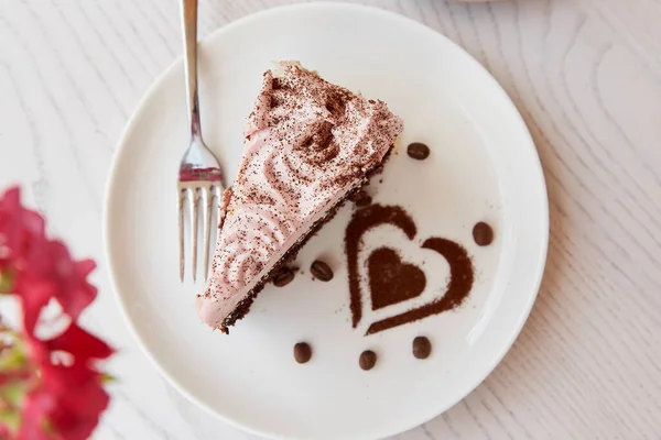 Naturzuckerfreier Fruchtschokoladenkuchen Und Ein Glas Latte Auf Weißem Holztisch Freien — Stockfoto