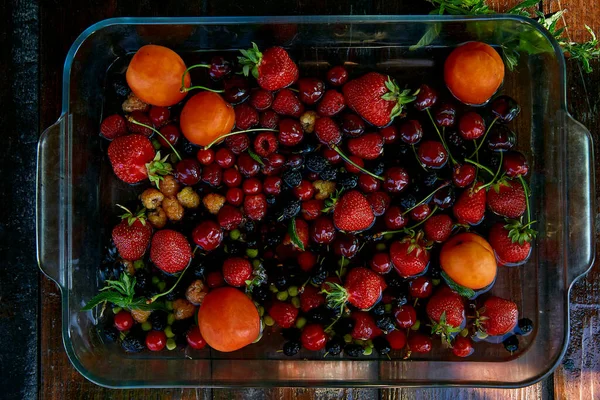 Frutas Bayas Verano Fresas Albaricoques Cerezas Moras Frambuesas Bajo Luz —  Fotos de Stock