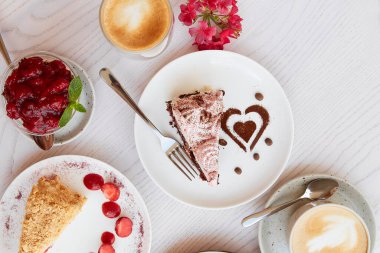 Doğal vejetaryen çeşitleri, katmanlı tatlılar, taze meyve ve böğürtlenli pastalar. Kutlama, terasta çeşitli tatlılar..