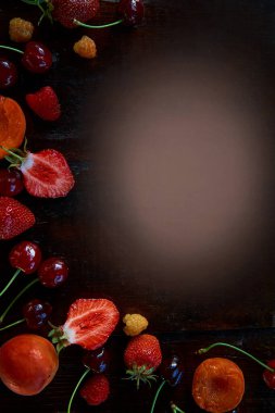 Fotokopi alanı olan yaz taze meyve ve meyveler - çilek, kayısı, kiraz, ahududu. Sağlıklı yiyecekler, doğal tatlı, vitaminler, organik yiyecekler..