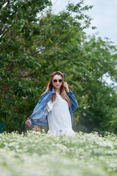 Stylish Elegant Millennial Girl Chamomile Field Relaxing Connecting Nature Summertime — 图库照片