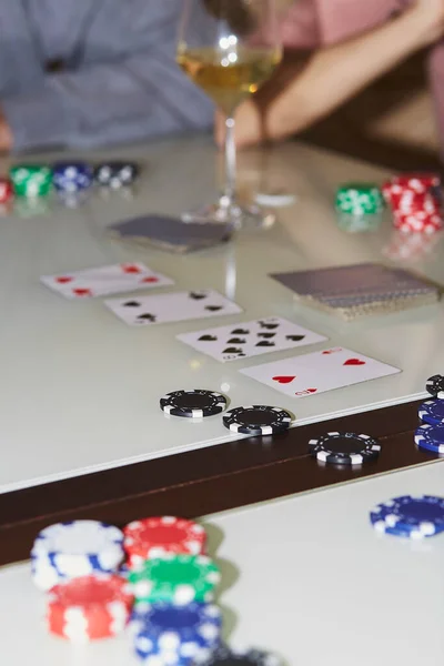 打扑克时把牌放在桌上 来杯香槟赌博的概念 糖果时刻 扑克背景摄影 有选择的重点 — 图库照片