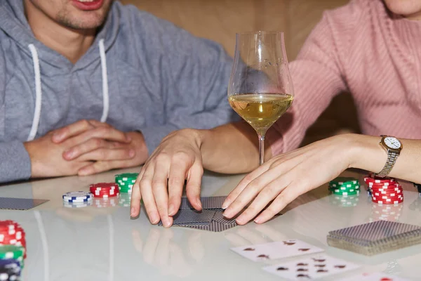 Tirare Fuori Carte Sul Tavolo Nel Gioco Del Poker Giocatori — Foto Stock
