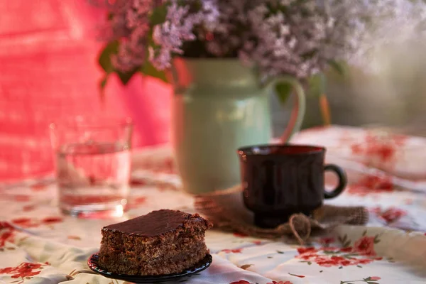 Estetyczne Domowe Ciasto Czekoladowe Deser Filiżanka Kawy Wśród Kwiatów Atmosferyczne — Zdjęcie stockowe