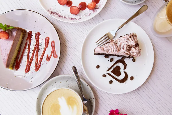 Doğal vejetaryen, sağlıklı, katmanlı tatlılar, taze meyve ve meyveli pastalar. Kutlama, terasta çeşitli tatlılar..