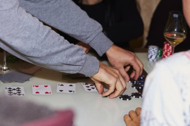Çipli poker konsepti, masada kartlar. Anın tadını çıkarıyorum, arkadaşlarla dijital detoks. Seçici odaklanma. Yüksek kalite fotoğraf