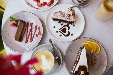 Doğal vejetaryen, sağlıklı, katmanlı tatlılar, taze meyve ve meyveli pastalar. Kutlama, terasta çeşitli tatlılar..