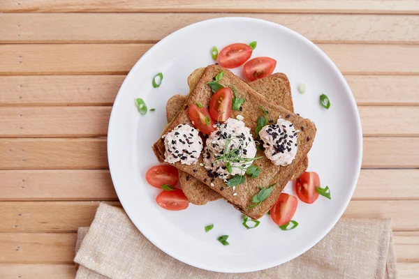 Sandwichs Végétaliens Sains Avec Pain Noir Complet Tomates Fraîches Herbes — Photo