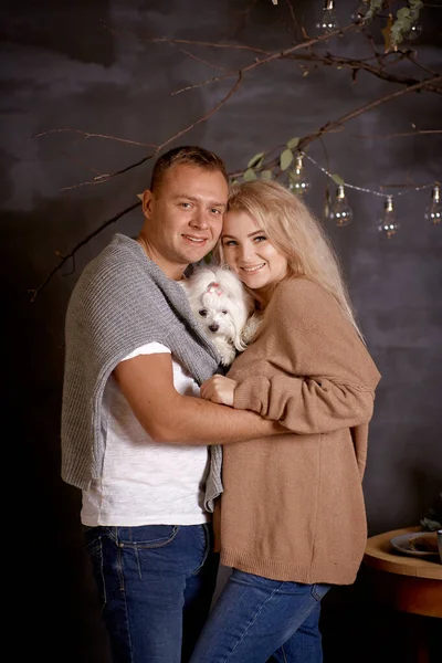 Retrato Bela Família Casal Romântico Com Seu Cão Perto Árvore — Fotografia de Stock