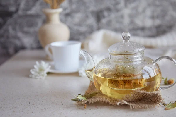 Biologische Lindethee Theepot Met Kopje Thee Ontspannende Theetijd Milieuvriendelijke Duurzame — Stockfoto