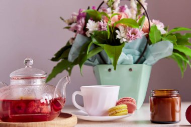 Sonbahar çayı zamanı. Makarnalı çay, cam çaydanlık, mum. Bitkisel ahududu doğal çayı. Çiçek, çay ve tatlı dolu sıcak bir ev. Kişisel bakım, sağlık yaşam tarzı.