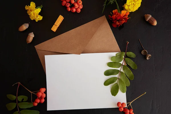 Kézműves Boríték Írószer Kártya Mockup Között Esztétikai Őszi Virágok Levelek — Stock Fotó