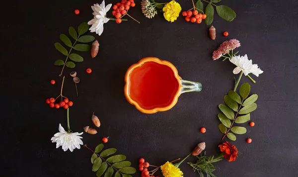 Ästhetisch Herbstlich Nachhaltige Umweltfreundliche Teatime Mit Kreativer Tasse Form Eines — Stockfoto