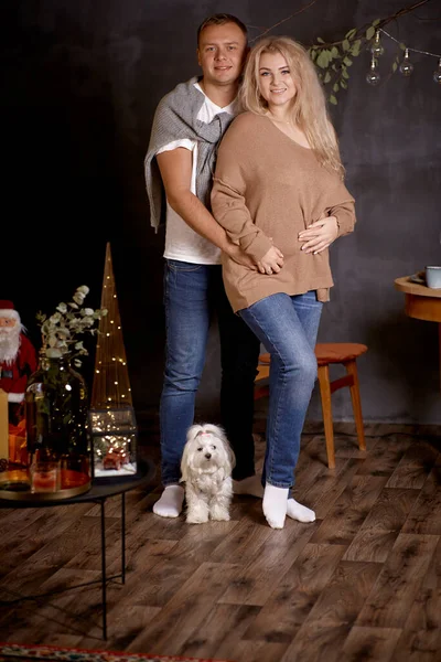Porträtt Vacker Familj Romantiskt Par Med Sin Hund Nära Julgran — Stockfoto