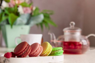 Sonbahar titreşimleri - doğal ahududu çaydanlığı, badem kurabiyesi, mum ve çiçek buketi. Rahatlatıcı, rahat, kendine özen, sağlıklı yaşam tarzı. Seçici odak kopyalama alanı.