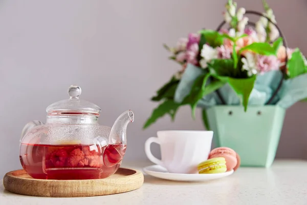 Уютное Время Чая Чашка Чая Макаронами Стеклянный Чайник Свеча Букет — стоковое фото
