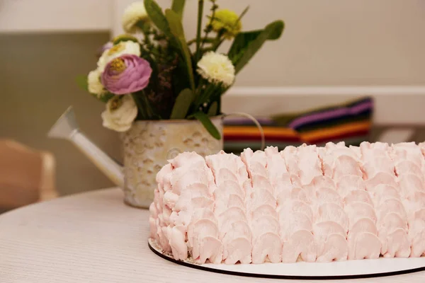 粉色樱桃派蛋糕喜庆的嫩蛋糕 度假蛋糕 无麸质 无白糖甜点 舒适的咖啡店 — 图库照片