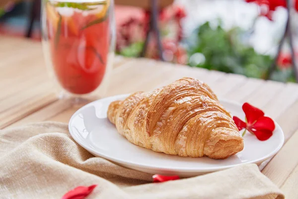 Croissant Frais Traditionnel Français Sur Assiette Cocktail Mojito Fraise Froid — Photo